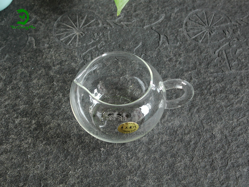 tống chuyên trà thủy tinh